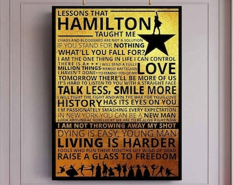 Può includere: Un poster dorato e nero con le parole "Lessons That Hamilton Taught Me" e testi del musical Hamilton. Il poster presenta una silhouette di una stella e un gruppo di persone.