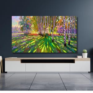 以下が含まれることがあります： 白樺の森を描いた印象派の風景画の長方形のウォールアートプリント。黒い模様のある白い木の幹、鮮やかな緑の草、そして黄金色の太陽の光によって投げかけられた長くドラマチックな影が特徴の風景です。
