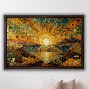 Könnte beinhalten: Ein Mosaik-Kunstwerk, das einen Sonnenaufgang über einem See und Bergen darstellt. Das Kunstwerk besteht aus kleinen Stücken Holz, Glas und anderen Materialien, die einen farbenfrohen und strukturierten Effekt erzeugen. Die Sonne ist ein leuchtend gelber Kreis in der Mitte des Bildes, mit nach außen strahlenden Lichtstrahlen.