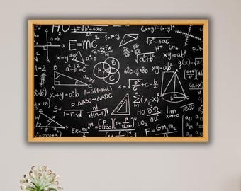 Może przedstawiać: Oprawiona tablica wypełniona równaniami i wzorami matematycznymi. Czarna powierzchnia zawiera biały, ręcznie pisany tekst, w tym kształty geometryczne i równanie E=mc². Rama jest w kolorze jasnobrązowym.