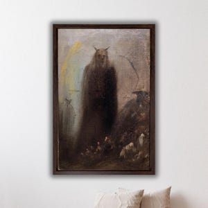 Puede incluir: Pintura enmarcada que representa una figura oscura y amenazante con cuernos, en un paisaje sombrío. La obra de arte presenta una paleta de colores apagados con toques de amarillo y un grupo de figuras en la parte inferior.