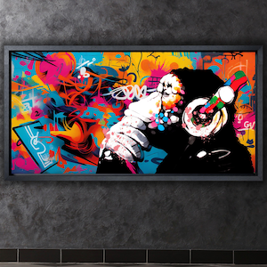 Peut inclure: Impression artistique encadrée représentant un chimpanzé portant un casque audio. L'œuvre utilise des couleurs vives, notamment du rose, du bleu, de l'orange et du jaune, avec des éléments de style graffiti en arrière-plan. Le chimpanzé est en noir et blanc avec des touches colorées.