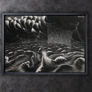 Può includere: Una stampa incorniciata in bianco e nero di un mare tempestoso con onde che si infrangono l'una contro l'altra. La stampa è in stile minimalista e presenta uno sfondo scuro con linee bianche.