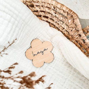 Carte en bois fleur « BIENVENUE BÉBÉ » à personnaliser