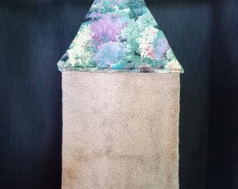 Hängendes Handtuch mit Bäumen