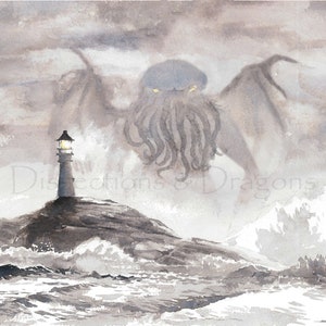 Puede incluir: Una pintura de acuarela de un faro en una isla rocosa con una gran criatura tentaculada, sombría y oscura en el cielo arriba. La criatura tiene grandes ojos amarillos y está parcialmente oscurecida por las nubes. El faro está encendido y el mar está agitado.