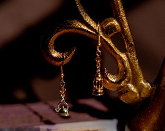 Wirt & Greg Mismatched Ohrringe, Goldkessel Laterne Ohrhänger