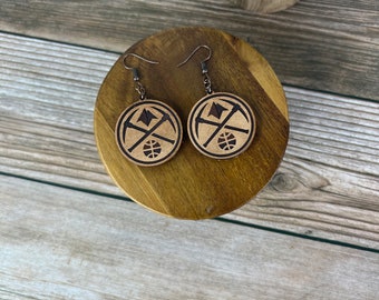 Pendientes de cuero inspirados en los Denver Nuggets, joyería hecha a mano para mujeres aficionadas al deporte, regalo único y sostenible para ella, hecho a mano en Denver, Colorado.
