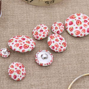 Strawberry Fabric Covered Buttons – Red Fruit Print Craft Buttons for Sewing, Scrapbooking & DIY Projects | 10mm 14mm 18mm 22mm 28mm 30mm