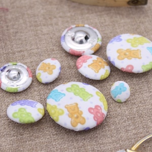 Gummibärchen gemusterte Knöpfe - Süßigkeiten gemusterte Knöpfe | Pastell Süßigkeiten Design Stoff bezogene Taste | Handarbeit | 10mm 14mm 18mm 22mm