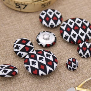 Spielkarte Rauten Muster Stoffknöpfe - Playing Card Buttons | Rot und Schwarz Button | Herz Pik Diamond Club | Stoff überzogene Knopf