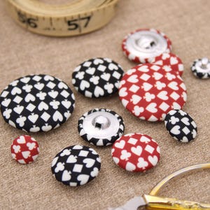 Knopen van stof met zwart en rood speelkaartsymbool - Klassieke knopen met symbool van kostuum | Rode en zwarte knop | Diamond Club hart schoppen | 1 cm 3 cm