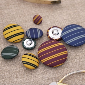 Kleurrijke gestreepte knopen: blauwe, groene, gele en rode stoffen knopen | Met stof beklede knoop | Tovenaarsschool-knoppen