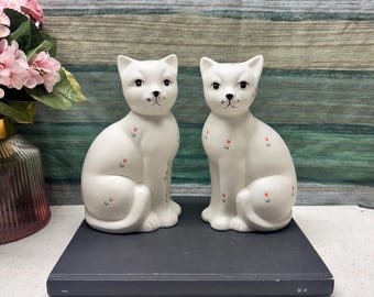 ヴィンテージ 猫の置物 2 体セット - 陶器の猫の像 - 白とピンクの花の