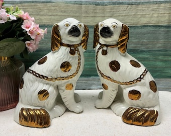 Een Engelse antieke Staffordshire-honden, 24 cm/9,5 inch