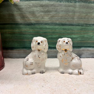 Vintage Beswick Spaniel Hundar: Handmålade Keramiska Staffordshire Bull Terrier Figurer 9 cm