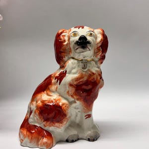Antique Staffordshire Spaniel Dog – Hand-Painted Ceramic Figurine – White & Red Mantel Dog – 20 cm – English Pottery Collectible