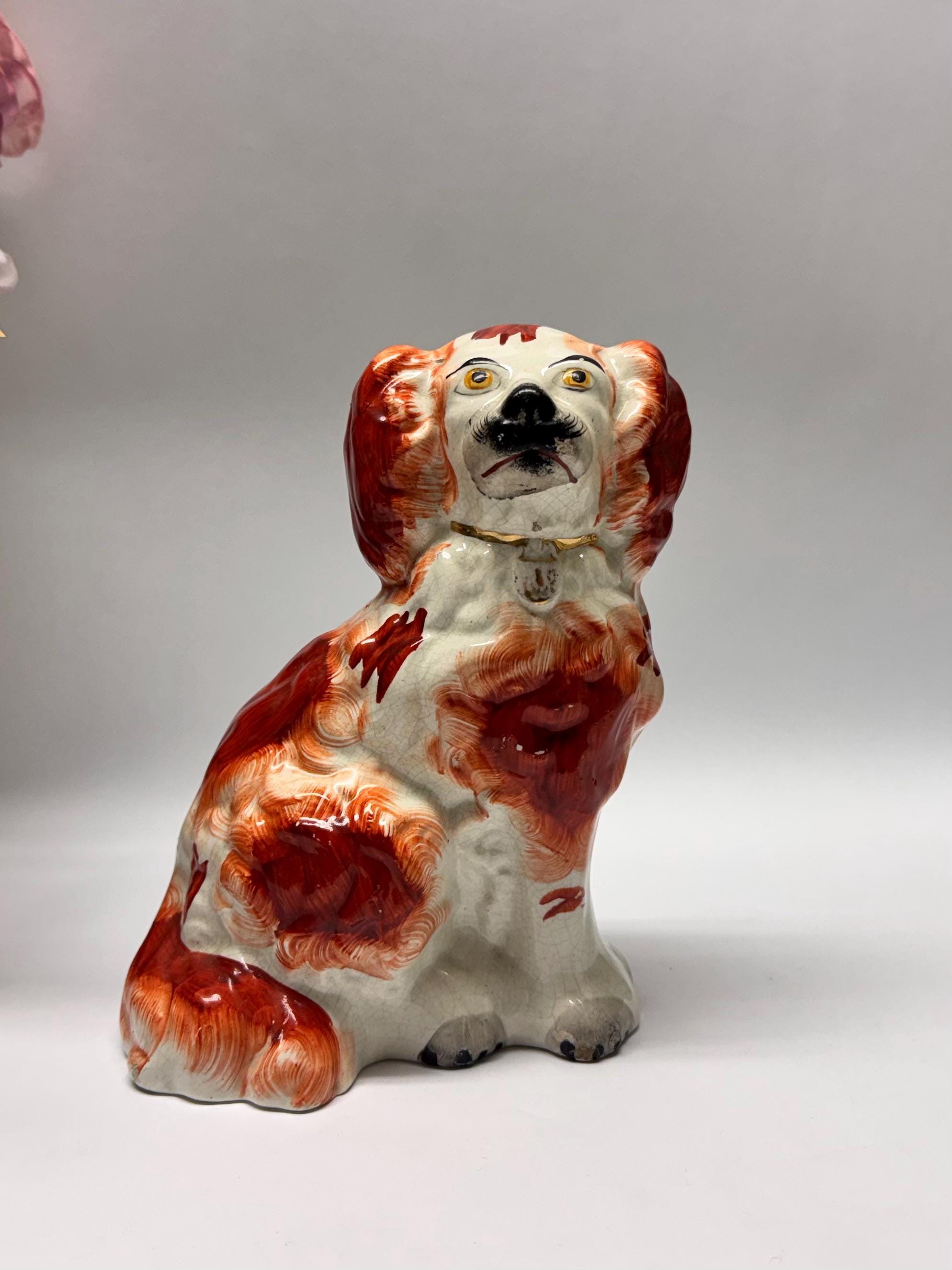 Antieke staffordshire-spaniëlhond – handgeschilderd keramisch beeldje – witte en rode mantelhond – 20 cm – verzamelobject Engels aardewerk
