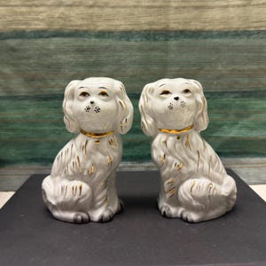 Pareja de perros de manto de sabueso de caza del zorro de Staffordshire Spaniel blanco vintage, 14 cm