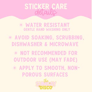 Pode incluir: Um gr&aacute;fico informativo de cor creme com texto rosa intitulado STICKER CARE details. Lista instru&ccedil;&otilde;es: resistente &agrave; &aacute;gua, lavar apenas &agrave; m&atilde;o suavemente, evitar molho, esfregar, m&aacute;quina de lavar lou&ccedil;a e micro-ondas, n&atilde;o recomendado para uso externo, aplicar em superf&iacute;cies lisas.