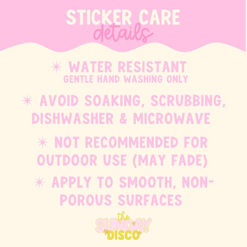 Pode incluir: Um gr&aacute;fico informativo de cor creme com texto rosa intitulado STICKER CARE details. Lista instru&ccedil;&otilde;es: resistente &agrave; &aacute;gua, lavar apenas &agrave; m&atilde;o suavemente, evitar molho, esfregar, m&aacute;quina de lavar lou&ccedil;a e micro-ondas, n&atilde;o recomendado para uso externo, aplicar em superf&iacute;cies lisas.
