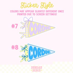 Pode incluir: Dois autocolantes em forma de bandeirola triangular rotulados #7 e #8. O autocolante #7 &eacute; amarelo com o texto 'CORDIE' em roxo e um la&ccedil;o lavanda. O autocolante #8 &eacute; azul claro com o texto 'CORDIE' em azul escuro e la&ccedil;os azuis.