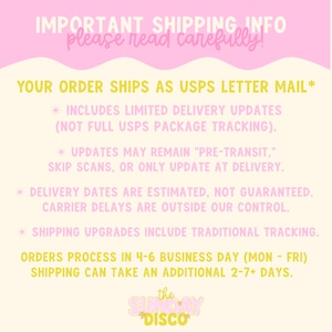 Pode incluir: Um gr&aacute;fico informativo amarelo claro com detalhes em rosa contendo o texto: IMPORTANT SHIPPING INFO please read carefully! YOUR ORDER SHIPS AS USPS LETTER MAIL* INCLUDES LIMITED DELIVERY UPDATES (NOT FULL USPS PACKAGE TRACKING). UPDATES MAY REMAIN PRE-TRANSIT, SKIP SCANS, OR ONLY UPDATE AT DELIVERY. DELIVERY DATES ARE ESTIMATED, NOT GUARANTEED. CARRIER DELAYS ARE OUTSIDE OUR CONTROL. SHIPPING UPGRADES INCLUDE TRADITIONAL TRACKING. ORDERS PROCESS IN 4-6 BUSINESS DAY (MON-FRI) SHIPPING CAN TAKE AN ADDITIONAL 2-7+ DAYS. the SUNDAY DISCO