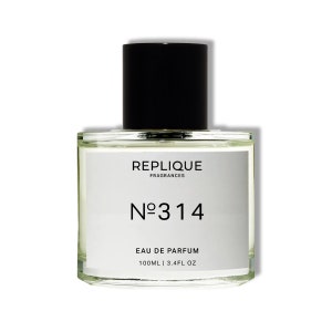 Puede incluir: Una botella de perfume de vidrio transparente con una tapa negra. La botella está etiquetada con "Replique Fragrances No 314 Eau de Parfum 100ml | 3.4fl oz"