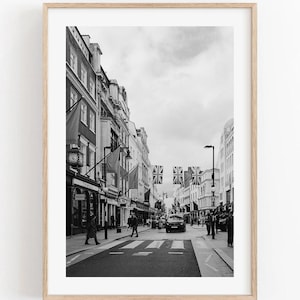 Schwarzweiß-Foto von Mayfair London, Monochrome Straßenszene London, Zeitlose UK Busy Street, klassische Straßen von London