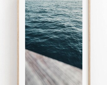 Arte de parede com fotografia costeira: Ondas oceânicas em tons de azul-petróleo, impressão minimalista em água, com ou sem moldura.