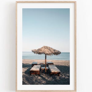 Fotografía de bellas artes de playa - Impresión de fotografía con sombrilla de paja Arte de pared de playa Impresión mediterránea Fotografía costera enmarcada grande