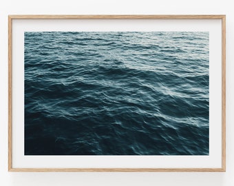 Wasserreflexion-Wellenfotografie, ruhige blaue Ozeanfotografie, Nahaufnahme des Ozeans, minimalistischer Wasserdruck, blaugrünes Wasserfoto, Landschaft
