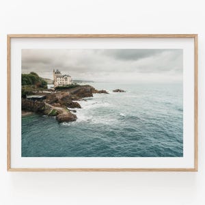 Fotografía de Villa Beltza en Biarritz, fotografía de la costa francesa, arquitectura del sur de Francia, cartel vasco, acantilado europeo, fotografía de viajes