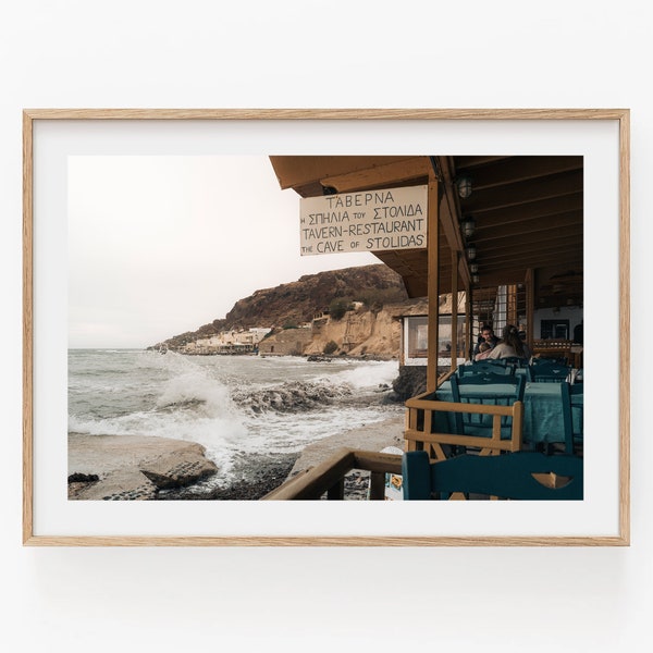 Photographie de restaurant en bord de mer sur la plage orageuse en Grèce, impression de la côte méditerranéenne, art mural de la Grèce, photo de rue côtière, impression de la mer Europe