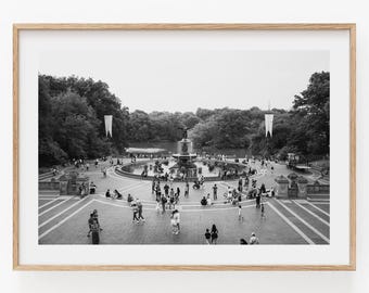 Foto in bianco e nero della Fontana di Bethesda a Central Park, New York. Fotografia della Fontana di Bethesda, Foto classica di strada di New York, Arte murale monocromatica.