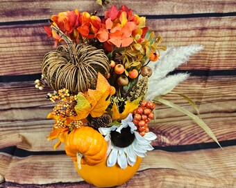 Fall Pumpkin Centerpiece, Thanksgiving Table Décor, Traditional Fall Holiday Decoration, Sunflower Pumpkin Flower and Berry Centerpiece