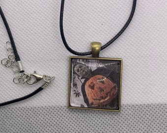 Collar con colgante cuadrado de Michael Myers