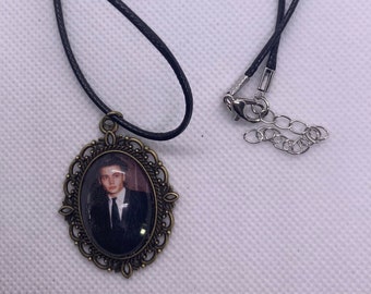 Collar con colgante ovalado de Johnny Depp
