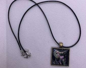 Collar con colgante cuadrado de Jason Voorhees