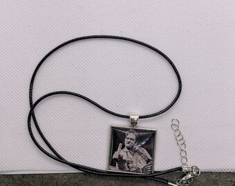 Collar con colgante cuadrado de Johnny Cash