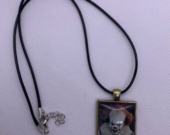 Collar con colgante cuadrado de Pennywise