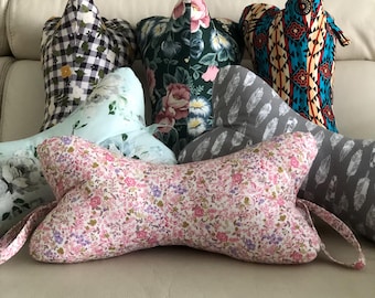 Nackkudde med hundben, resekudde i 100 % bomull