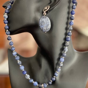 Conjunto de colar artesanal em sodalita | Pingente de ágata, brincos em prata de lei