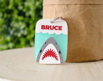 Placa de identificación para mascotas de Tiburón Tiburón – Placa personalizada para perros o gatos, ideal para fans de las películas de terror. Llavero acrílico personalizado a juego / Semana del Tiburón