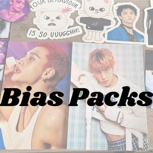 Puede incluir: Una colección de merchandising hecho por fans, que incluye tarjetas fotográficas y pegatinas. Las tarjetas fotográficas presentan imágenes de hombres jóvenes. Las pegatinas tienen diseños de personajes de dibujos animados y el texto "OUR BEHAVIOUR IS SO UUUGGHH!" y "Bias Packs".