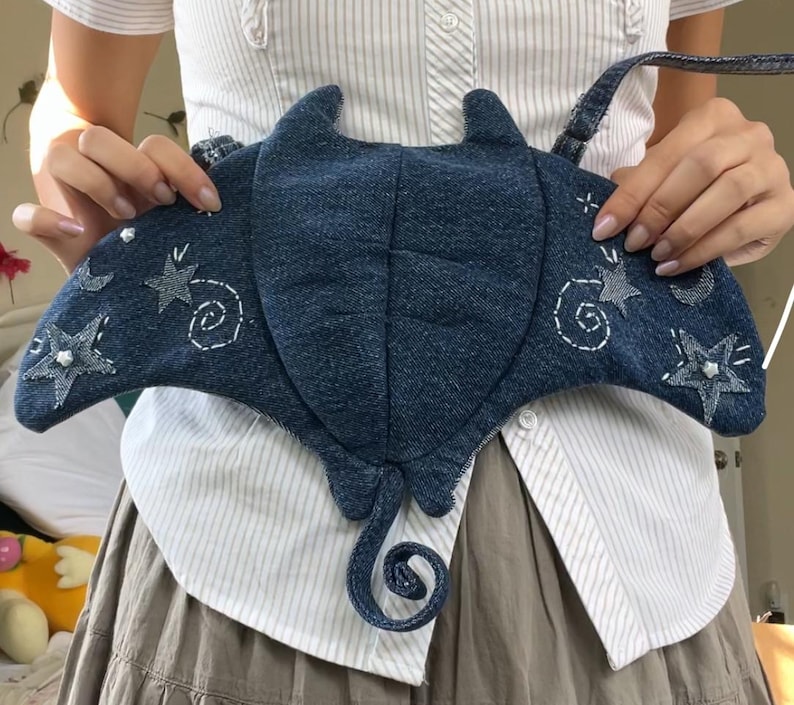 Manta ray bag PDF pattern by janiesdaisies | upcycle old jeans/denim image 7