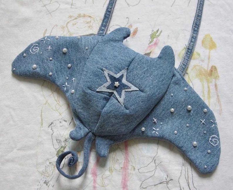 Manta ray bag PDF pattern by janiesdaisies | upcycle old jeans/denim image 3