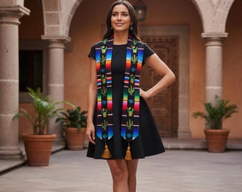 Estola mexicana de graduación tipo sarape bordada con cactus y forro.