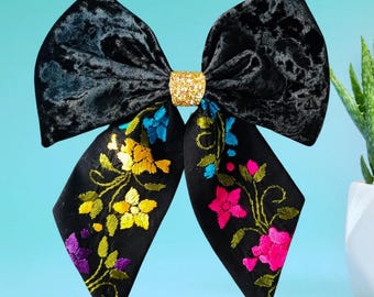 Graduación Cap Bow - Moño bordado para gorro de graduación