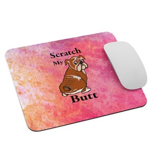 Puede incluir: Un fondo de acuarela rosa y naranja con un bulldog de dibujos animados sentado de espaldas al espectador. El texto "Scratch My Butt" está escrito debajo del bulldog.